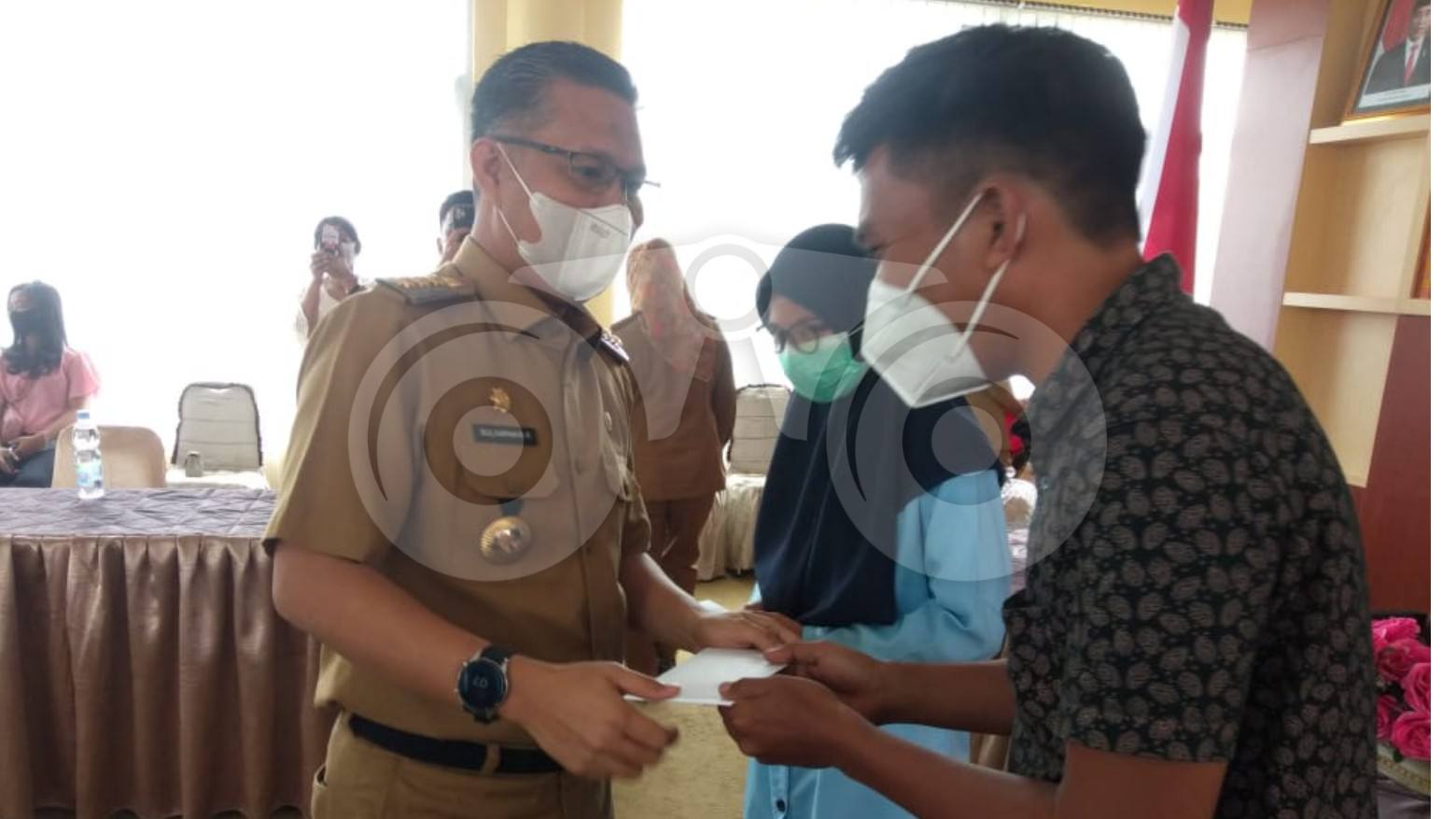 Bantuan Kadin yang diserahkan simbolis oleh Wali Kota Kendari. Foto: Musdar/Telisik