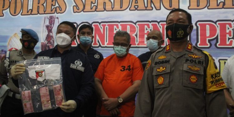 Kadis Sosial Sergai, M. Ifdal saat ditahan di Polres Sergai. Foto: Ist.