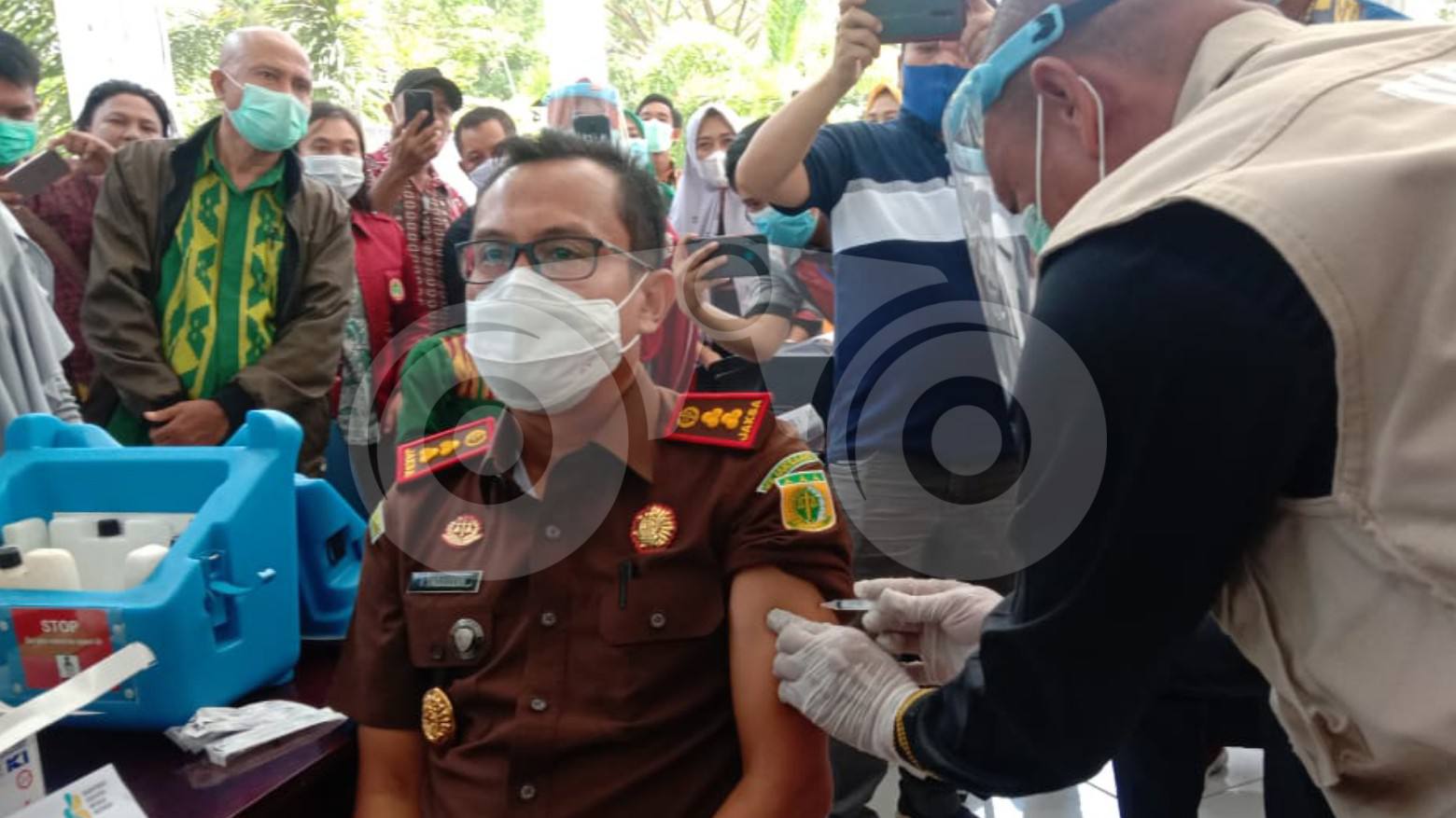 Kajari Konawe, Irwanuddin Tadjuddin menjadi orang yang pertama kali disuntik vaksin COVID-19. Foto: Muh. Surya Putra/Telisik