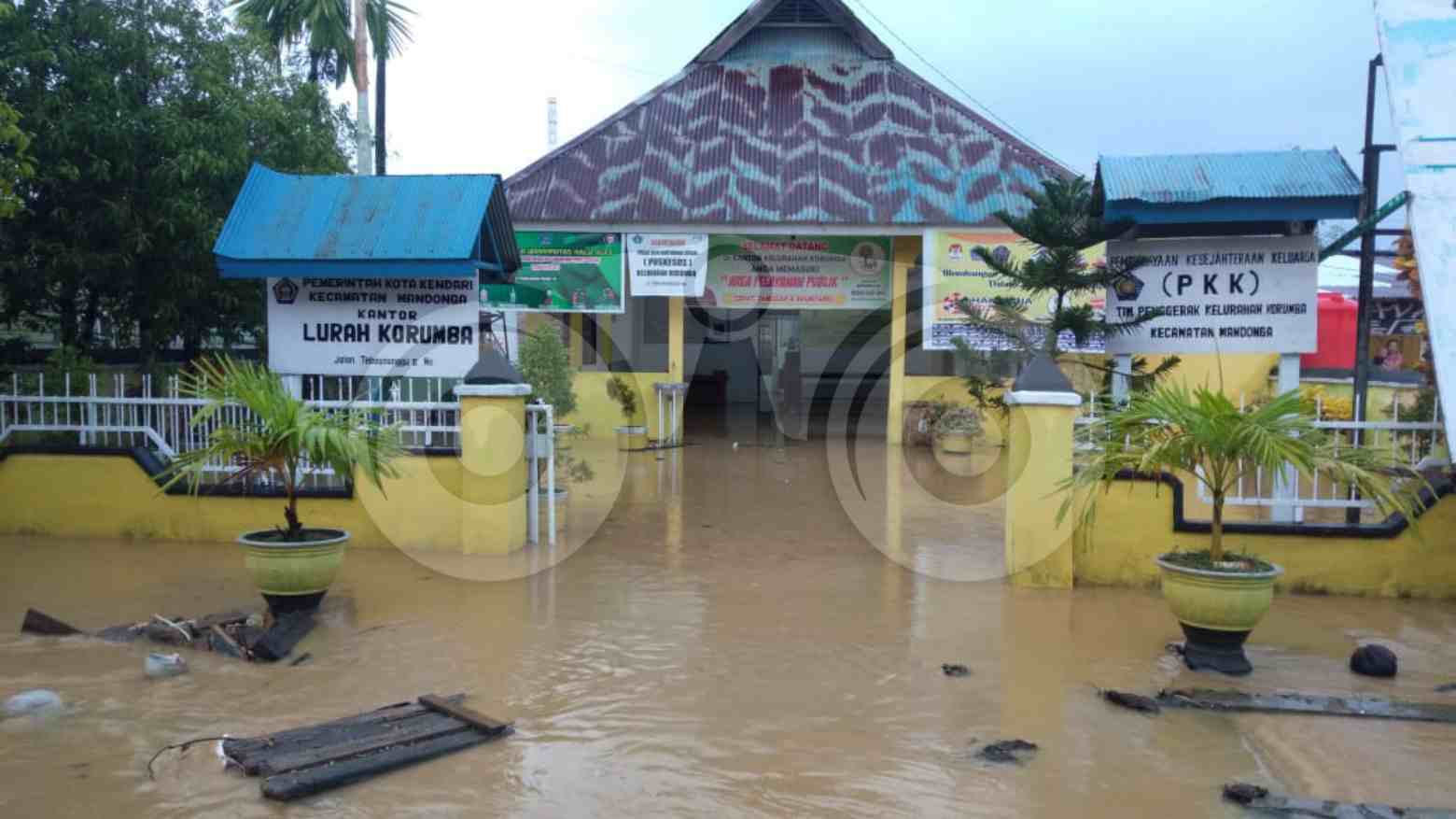 Kantor Kelurahan Korumba terendam banjir. Foto: Musdar/Telisik