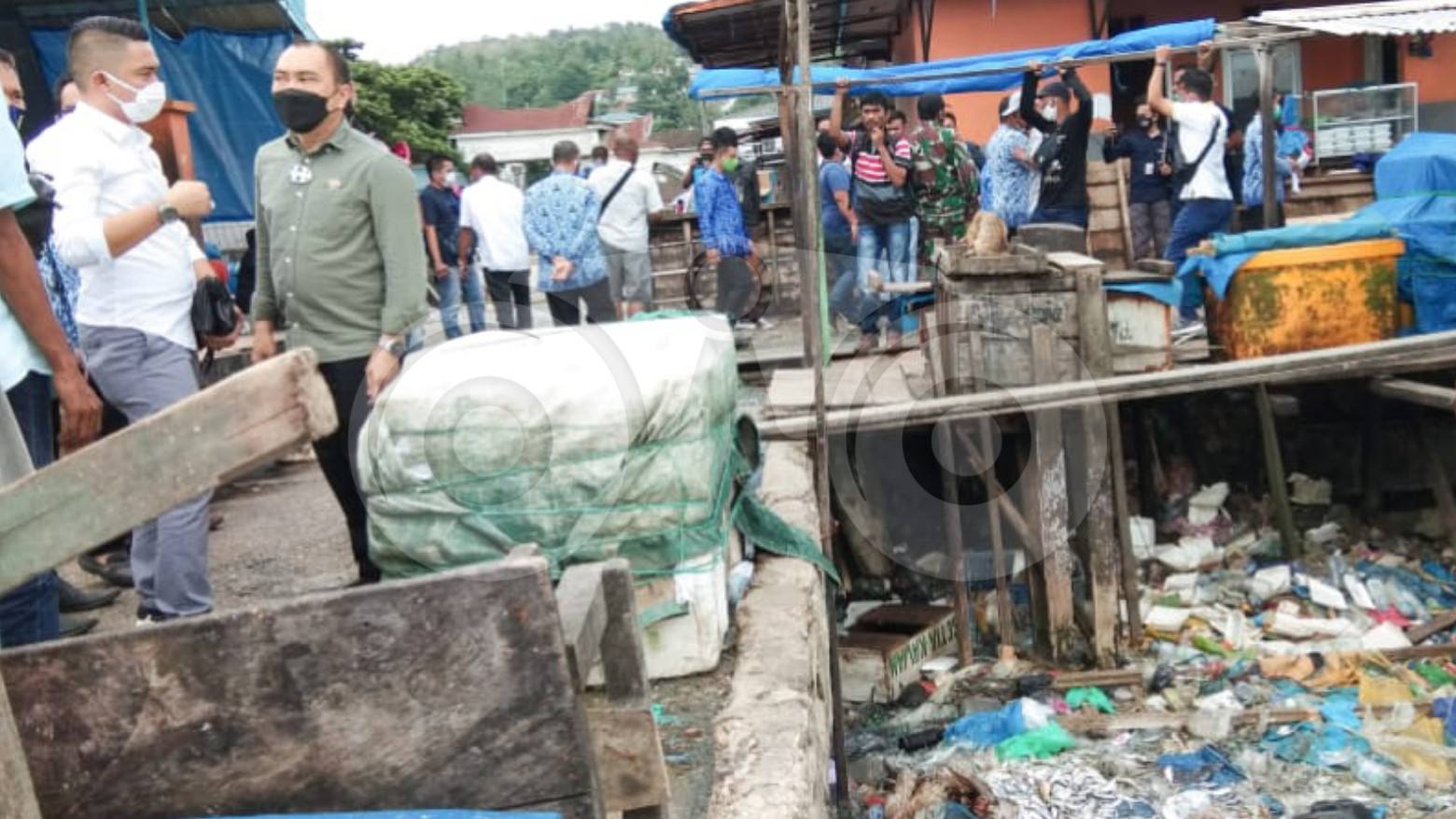 Nampak anggota Komisi II DPRD Kendari sedang melihat banyaknya sampah di bibir pantai dermaga TPI. Foto: Kardin/Telisik