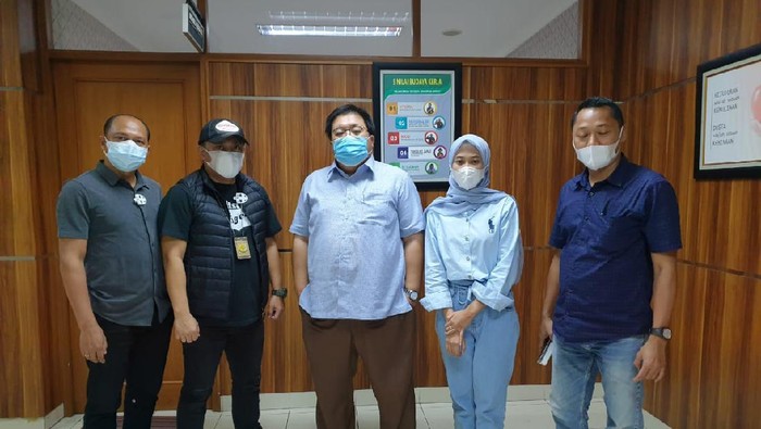 Teddy Gunawan dan Imel Anitya (tengah). Diduga pemberi suap ke oknum pejabat Dinkes Sultra terkait pengadaan alat kesehatan. Foto: Dok. Kejaksaan Agung RI