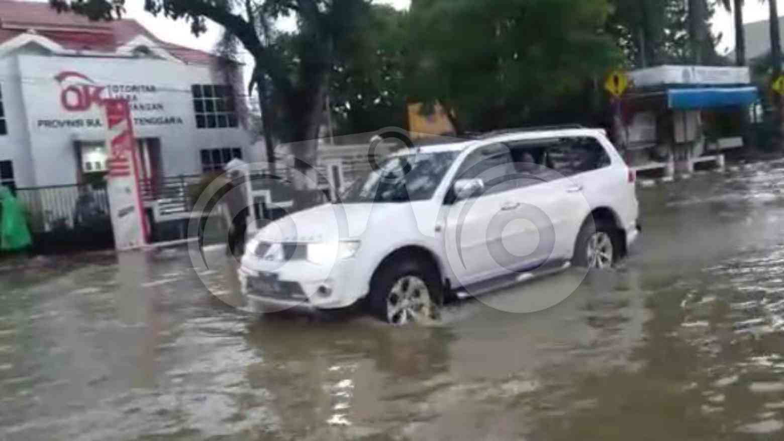 Suasana luapan banjir di Jalan Abdullah Silondae, Kota Kendari. Foto: Siswanto Azis/Telisik