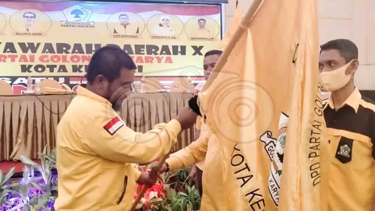 Ketua DPD II Partai Golkar Kendari, LM Inarto (kiri). Foto: Kardin/Telisik