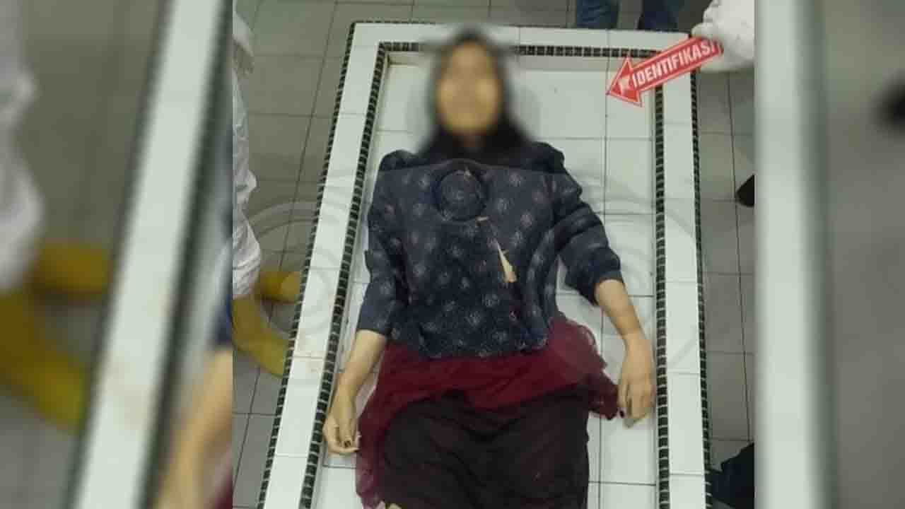 Korban saat dibawa di Rumah Sakit Bhayangkara Medan untuk diautopsi. Foto: Ones Lawolo/Telisik