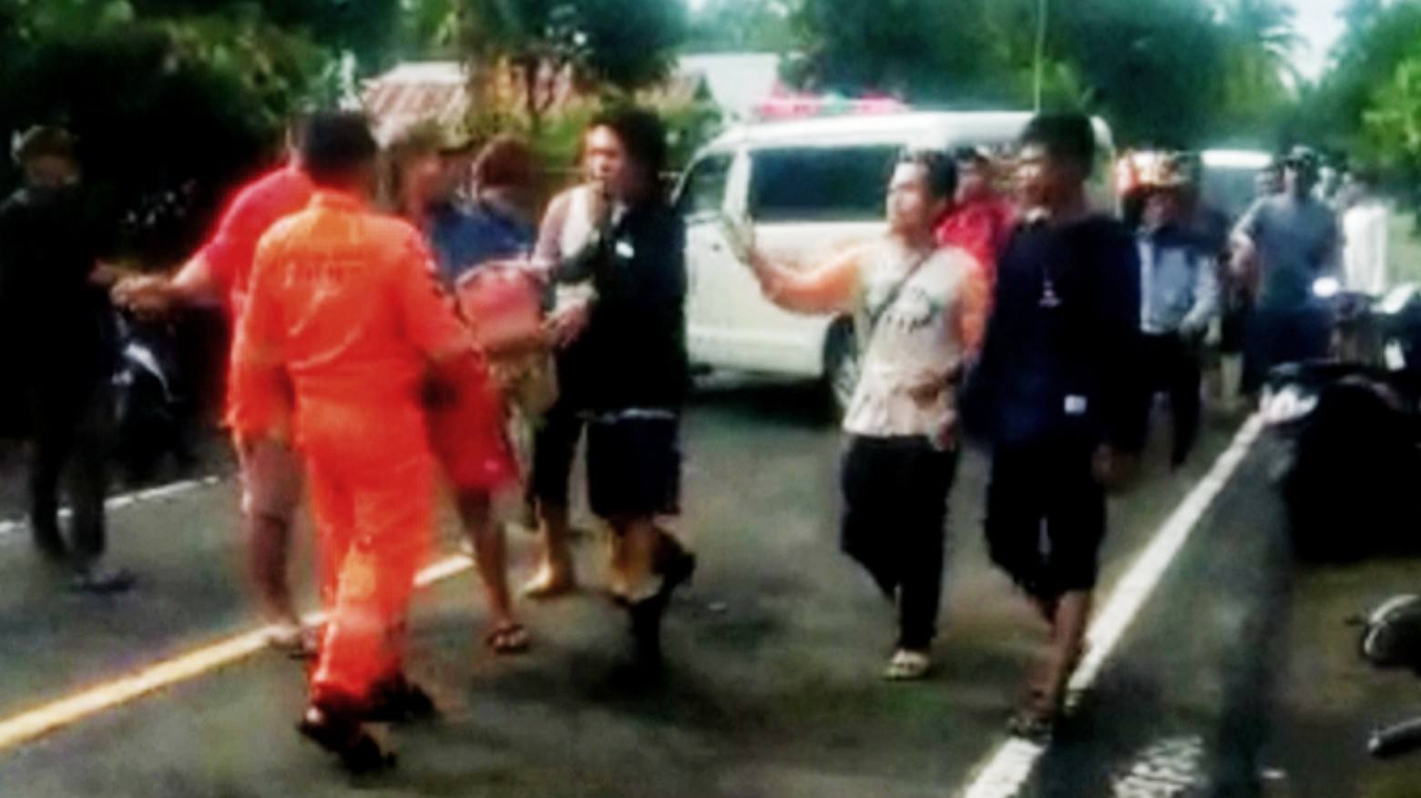 Warga hadang pengantar logistik bantuan di Majene dalam video yang beredar. Foto: Ist.