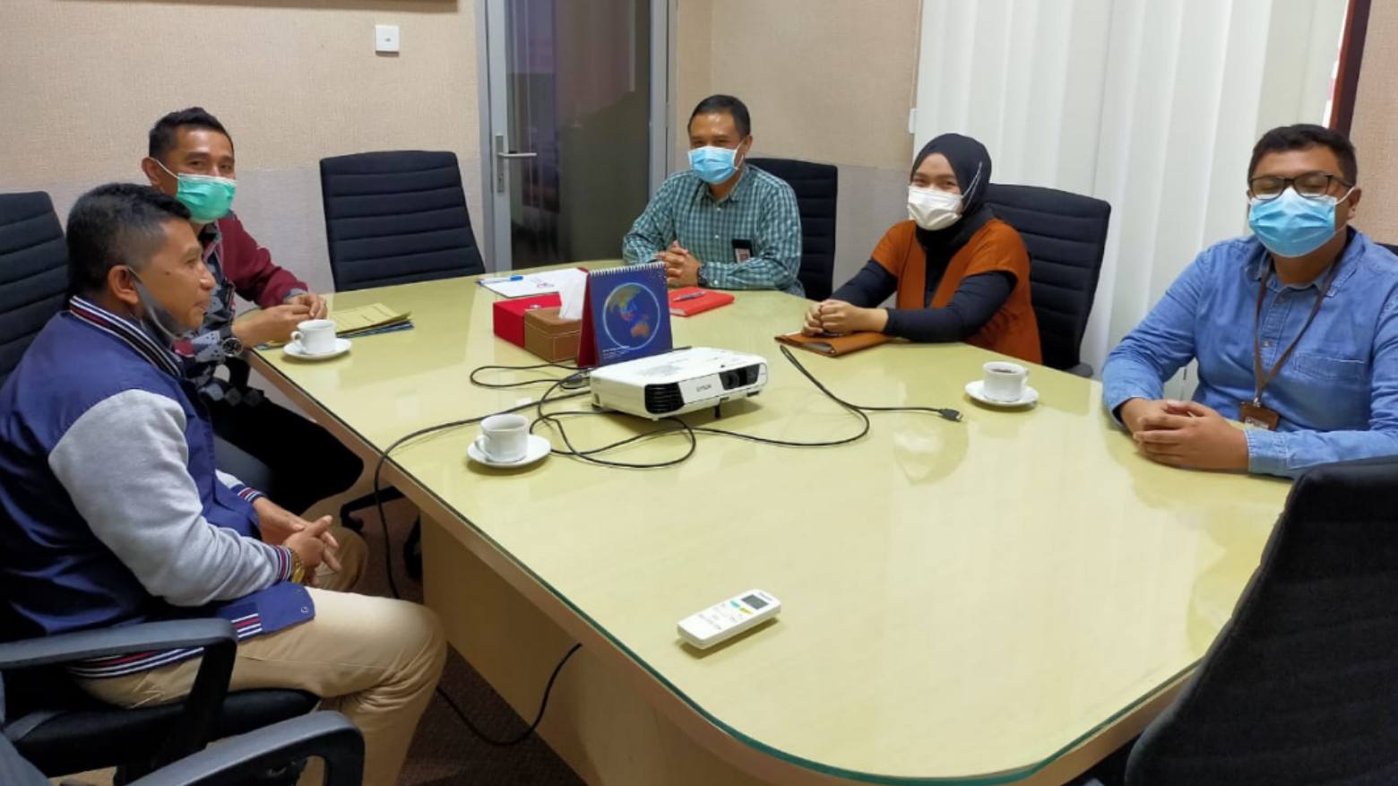 Kabag Hukum Pemkab Muna, Kaldav Akiyda Sihidi SH bersama Kabag Protokoler dan Komunikasi Pimpinan, Ali Sadikan mengadukan RA di OJK. Foto: Ist.