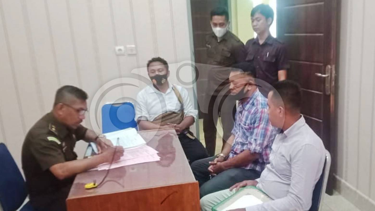 Penyidik Polsek Katobu melimpahkan oknum ASN Mubar di Kejari Muna. Foto: Sunaryo/Telisik