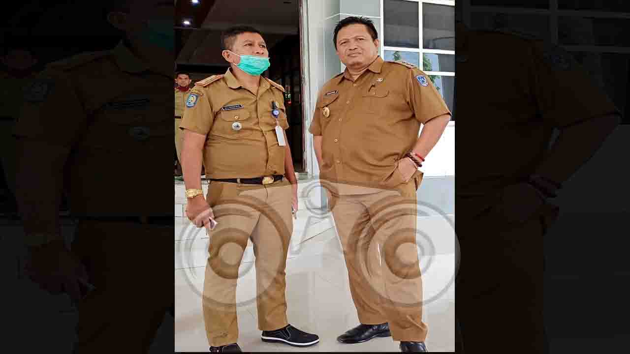 Ketgam : Bupati Muna, LM Rusman Emba bersama Kabag Protokoler dan Komunikasi Pimpinan, Ali Sadikin. Foto: Sunaryo/Telisik