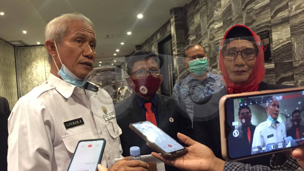 Wagub Sultra, Dr. Lukman Abunawas (kiri), Wakil Ketua Sultan Andi Bakri (tengah), Ketua Jantung Sehat Cabang Sultra, Ir. Suryati Raeba (kanan). Foto: Siswanto Azis/Telisik