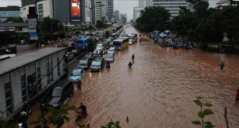 Peringatan serius dari BMKG untuk rakyat Indonesia agar mewaspadai potensi bencana banjir.  Foto: Repro Merdeka.com