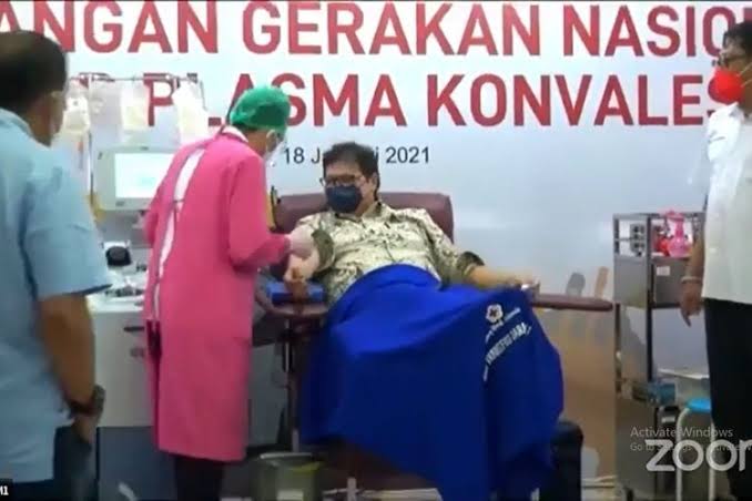 Tangkapan layar Menko Perekonomian Airlangga Hartanto saat melakukan donor plasma konvalesen di Markas PMI, Jakarta, Senin (18/1/2021). Foto: Ist.