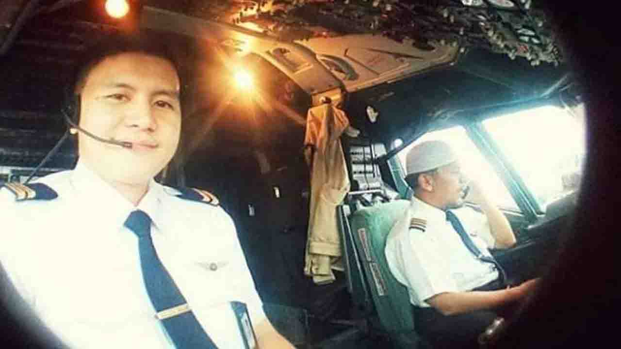 Kapten Afwan (kopiah putih), Pilot Sriwijaya Air yang jatuh, rajin baca Al-Qur'an. Foto: Repro Twitter