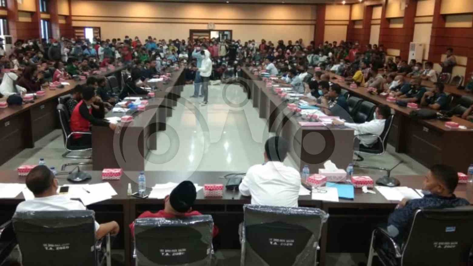Ratusan buruh pelabuhan menghadiri hearing di DPRD Sultra. Foto: Kardin/Telisik