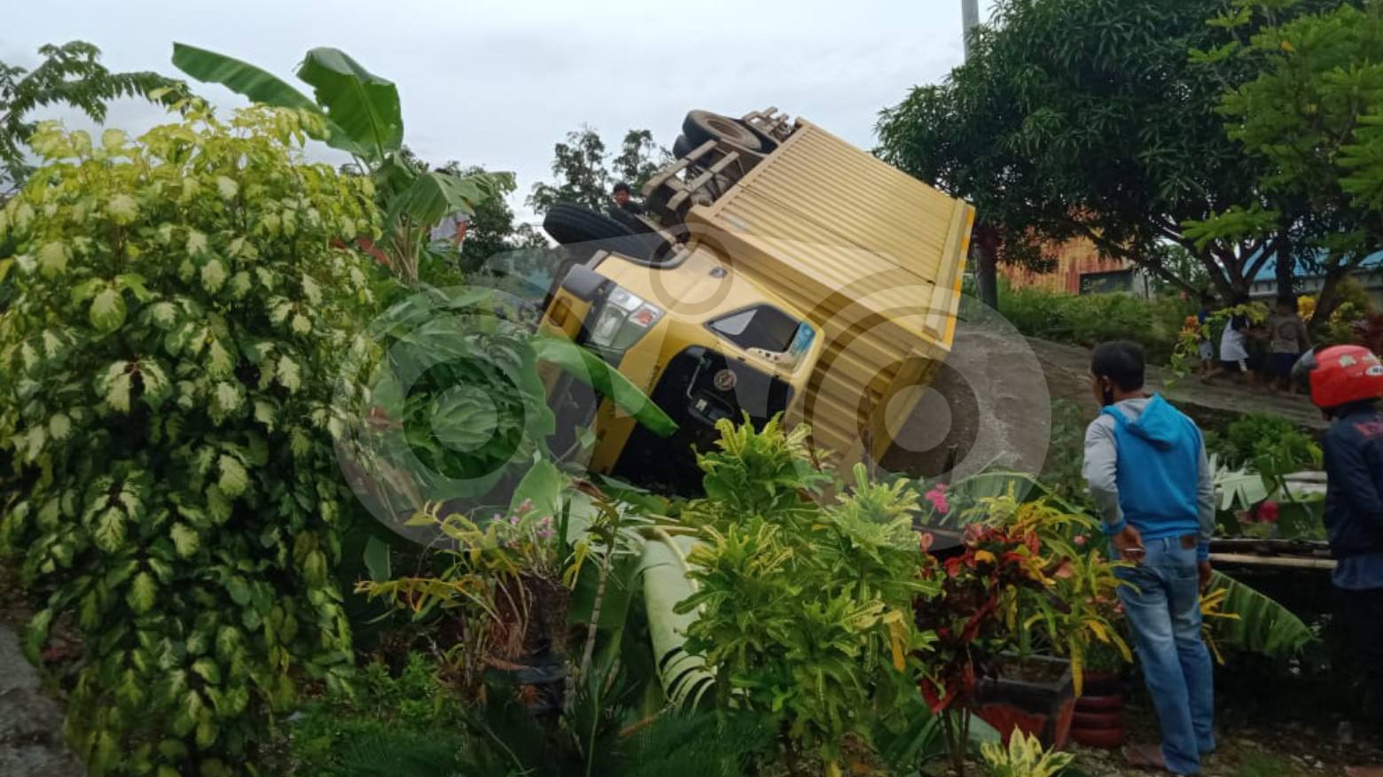 Kecelakaan mobil box pengangkut Sari Roti dengan nomor polisi BK 8340 DM. Foto: Muh. Risal/Telisik