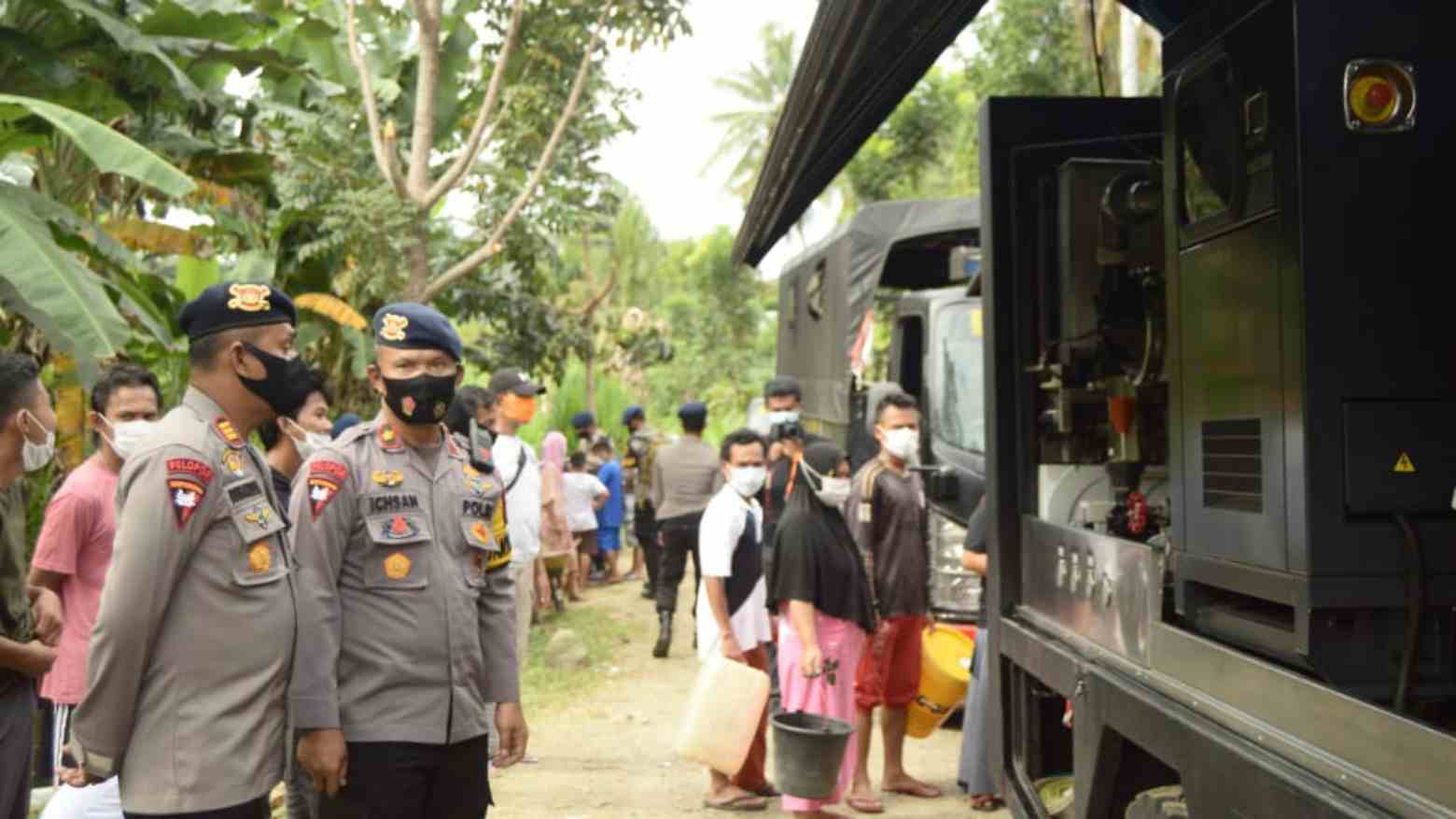 Danyon SAR Polda Sulsel membagikan air bersih kepada warga Majene. Foto: Ist.