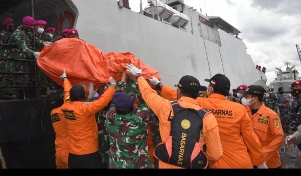 Sejumlah petugas menyerahkan hasil temuan yang dimasukkan dalam kantong jenazah. Foto: Repro polkrim.news