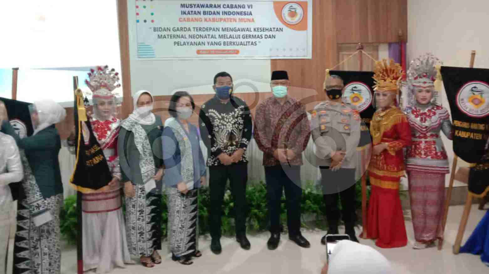 Kadinkes Muna, La Ode Rimba Sua bersama para bidan. Foto: Sunaryo/Telisik