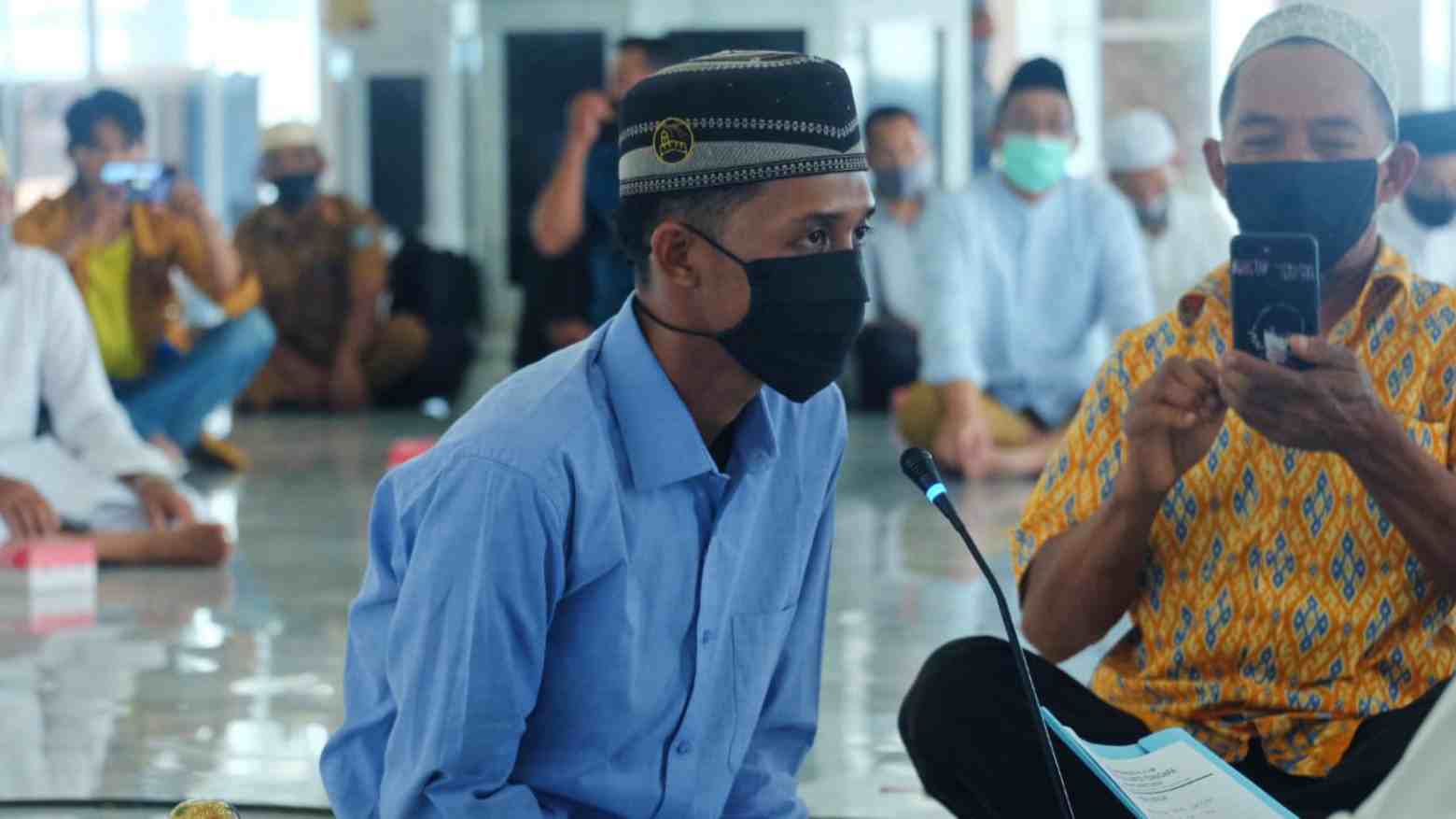 Proses Naufal masuk Islam di masjid Al-Alam. Foto: Ist.
