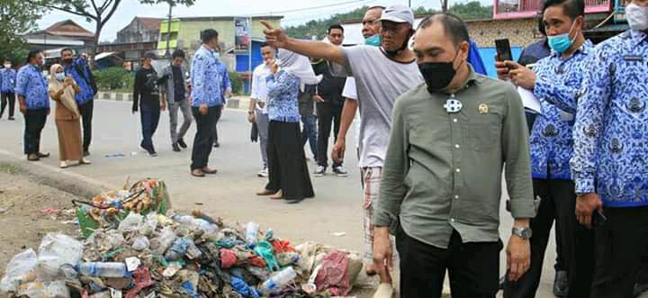 Suasana Komisi II DPRD Kota Kendari saat melakukan kunjungan di TPI. Foto: Ist.