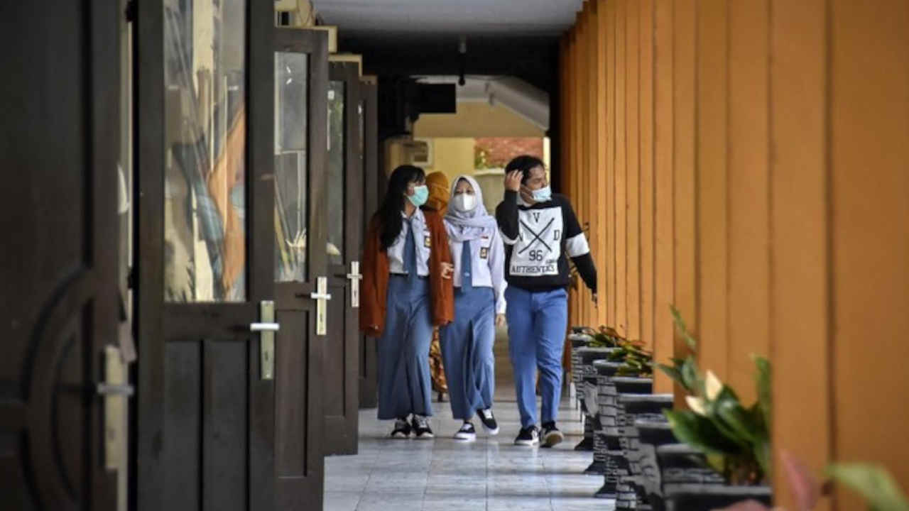 Sejumlah siswa berjalan menuju kelasnya saat hari pertama masuk sekolah pembelajaran tatap muka di SMAN 1 Mataram, NTB, Senin (4/1/2021). Foto: Antara Foto