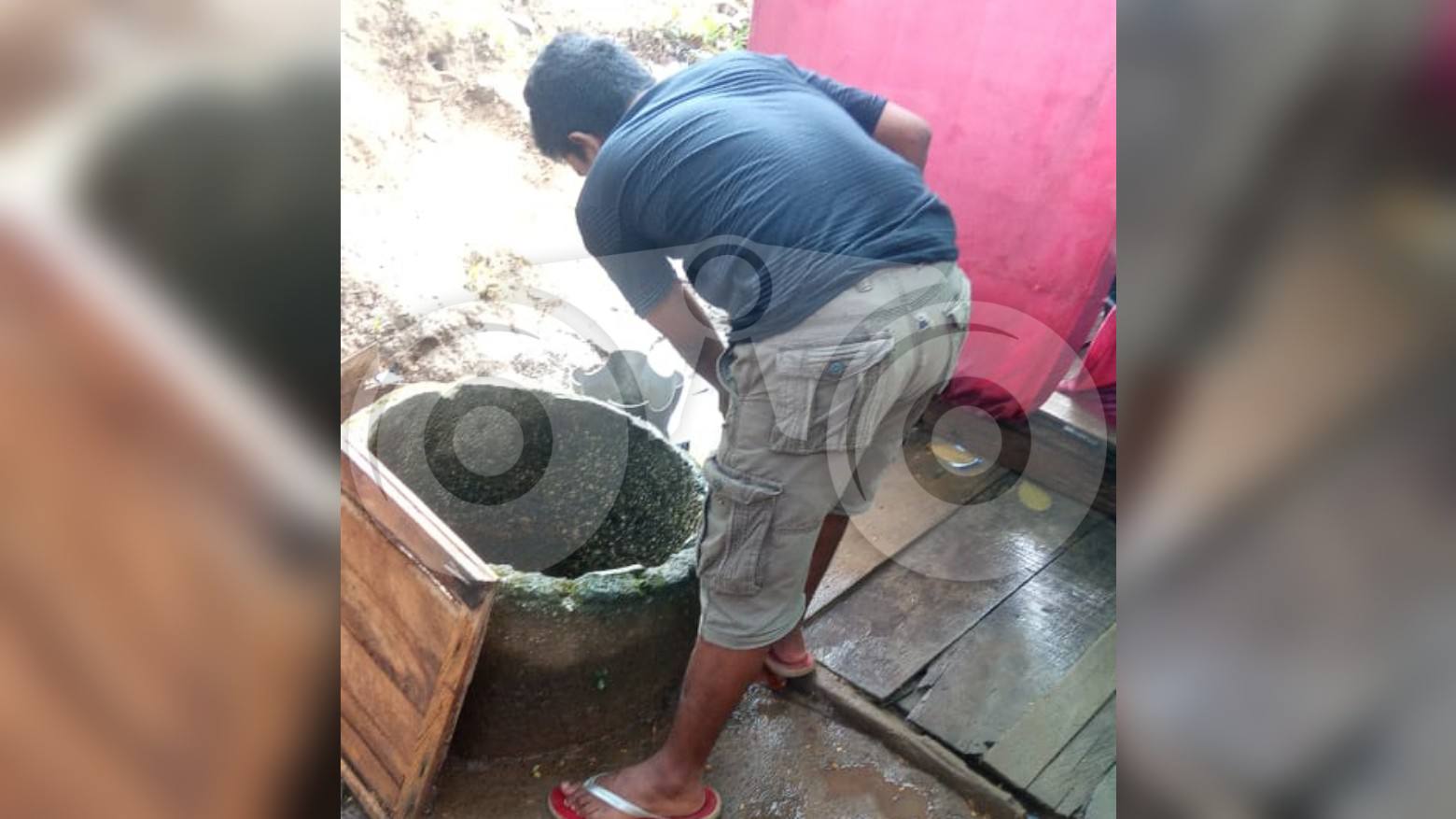 Rizal Arifin, warga Kelurahan Anduonohu, Kecamatan Poasia, Kota Kendari saat melihat sumurnya dipenuhi lumpur. Foto: Ahmad Sadar/Telisik
