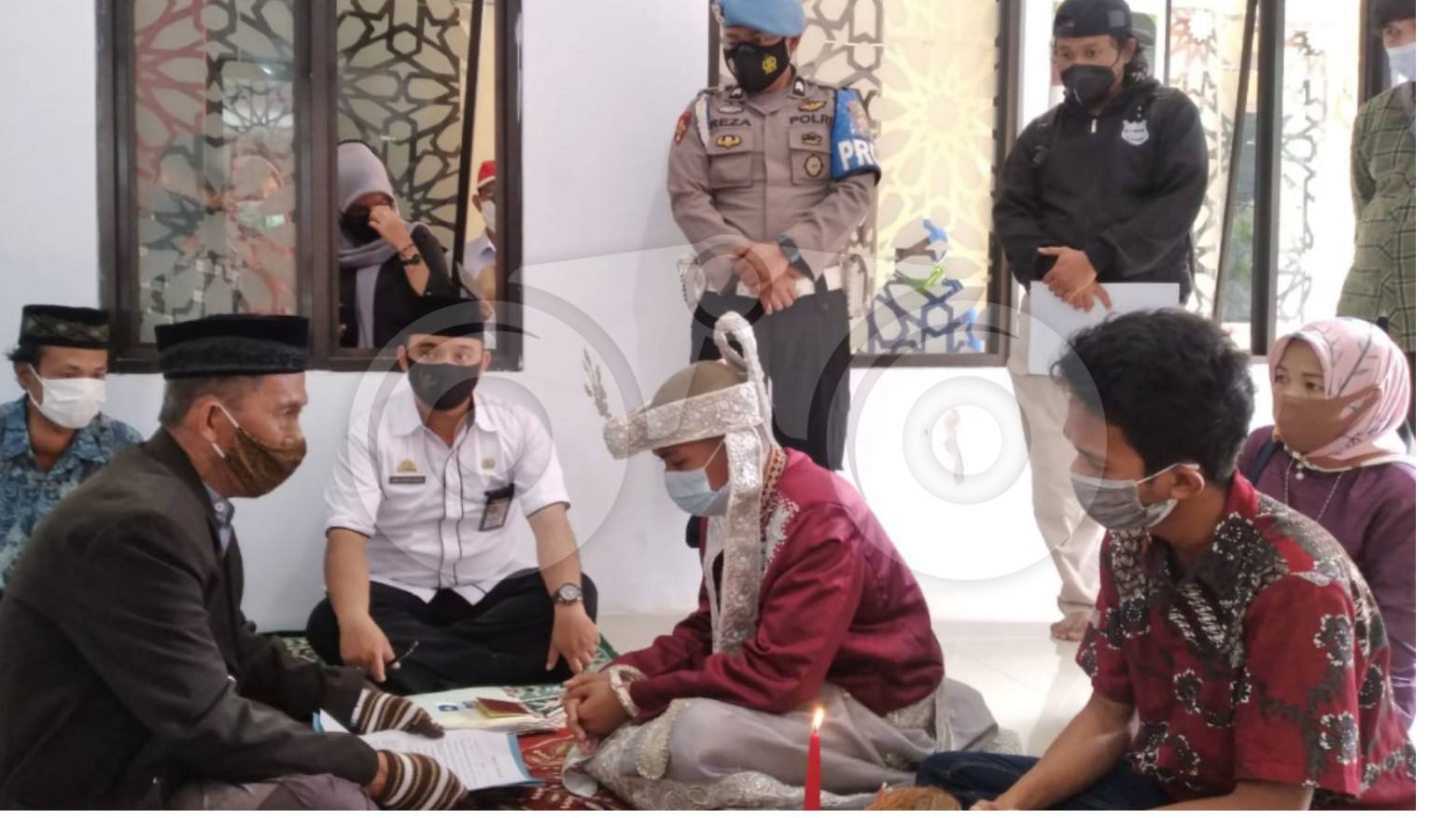 Wahyudi pelaku pengeroyokan dan pengerusakan menikah di Musollah Polsek Panakukkang di saksikan aparat polsek Panakukang. Foto: Rezki Mas'ud/Telisik