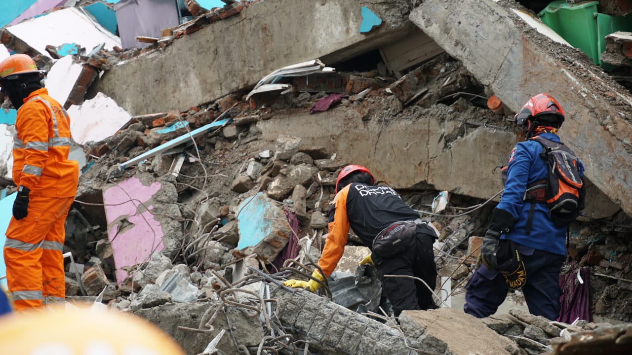 Relawan SAR terus melakukan pencarian korban gempa Sulbar. Foto: Repro Dompet Duafa