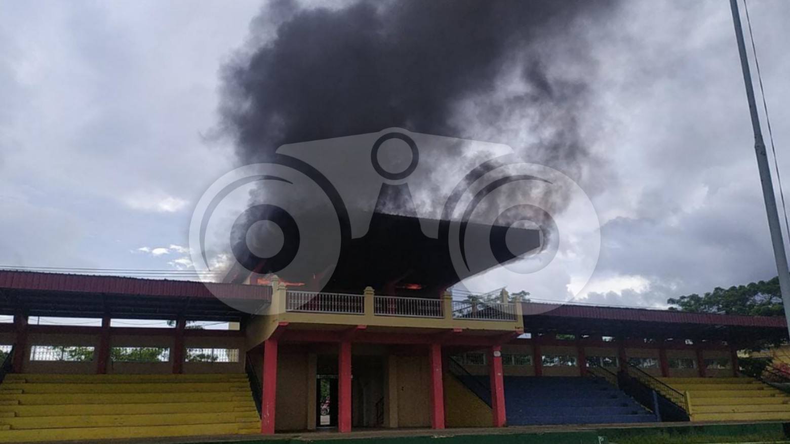 Tribun Stadion Betoambari Kota Baubau Terbakar. Foto: Ridwan/Telisik