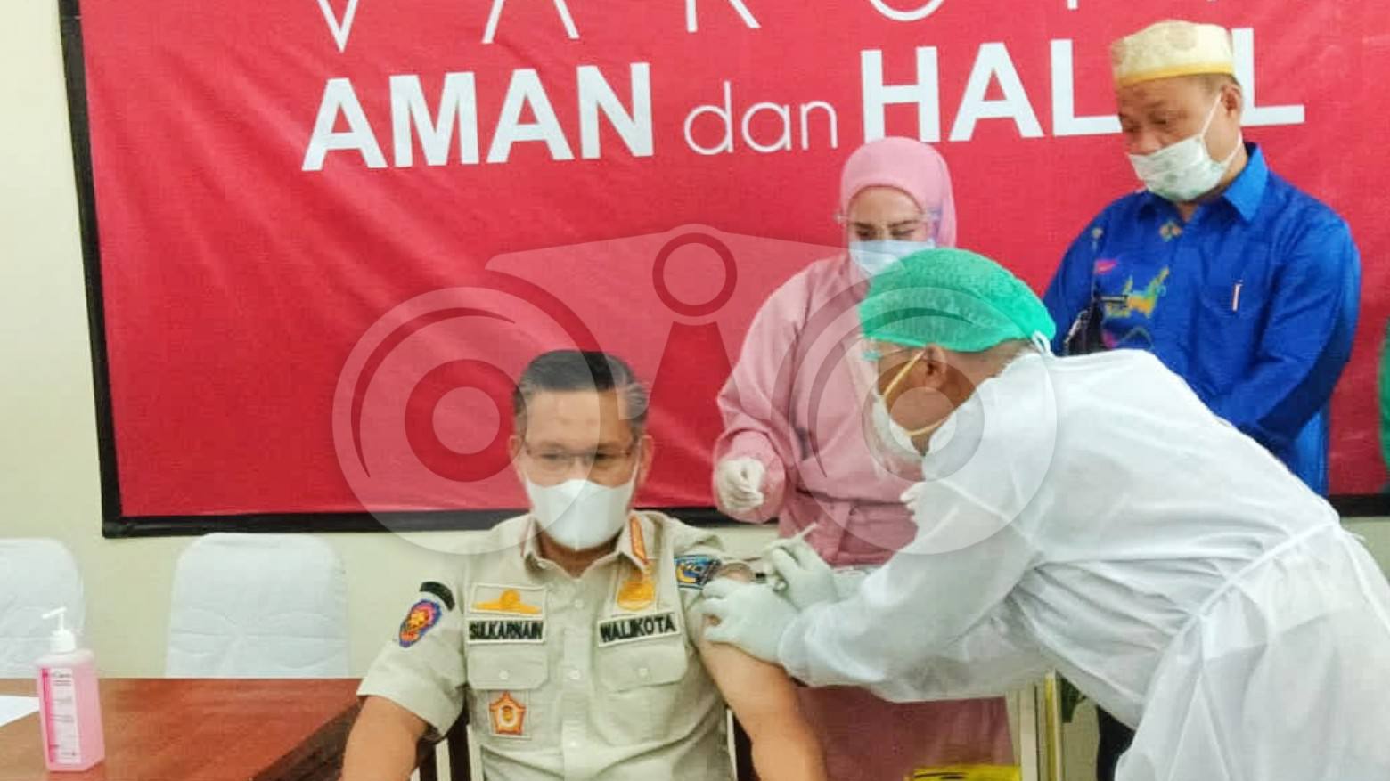 Wali Kota Kendari  Sulkarnain Kadir saat disuntik vaksin. Foto: Musdar/Telisik