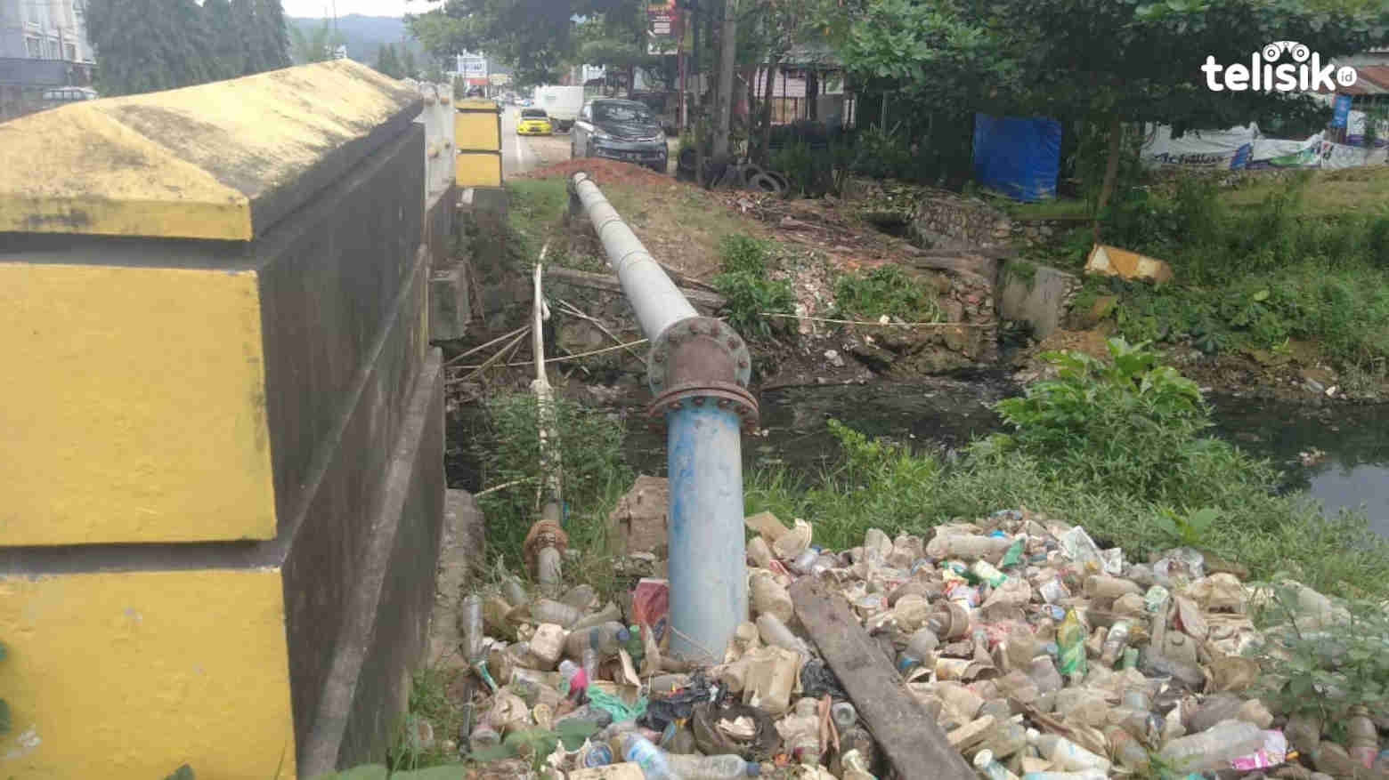 Tumpukan sampah yang ada di drainase di Kota Kendari. Foto: Fitrah Nugraha/Telisik