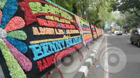 Papan karangan bunga yang berdiri di atas trotoar Jalan Imam Bonjol Medan. Foto: Ones Lawolo/Telisik