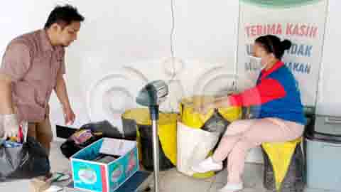 Uji coba pendonasian sampah oleh DLHK Kendari. Foto: Ibnu/Telisik
