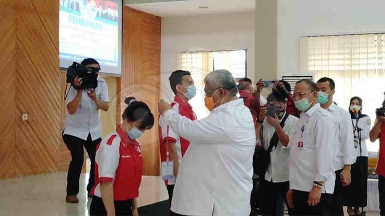 Penyematan tanda peserta pelatihan berbasis kompetensi BLK Kendari. Foto: Ibnu/Telisik