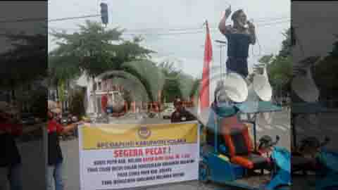 Unjuk rasa yang dilakukan sejumlah LSM di depan Kantor Bupati Kolaka meminta agar Kepala Dinas PUPR Kabupaten Kolaka mundur dari jabatannya. Foto: Muh Sabil/Telisik