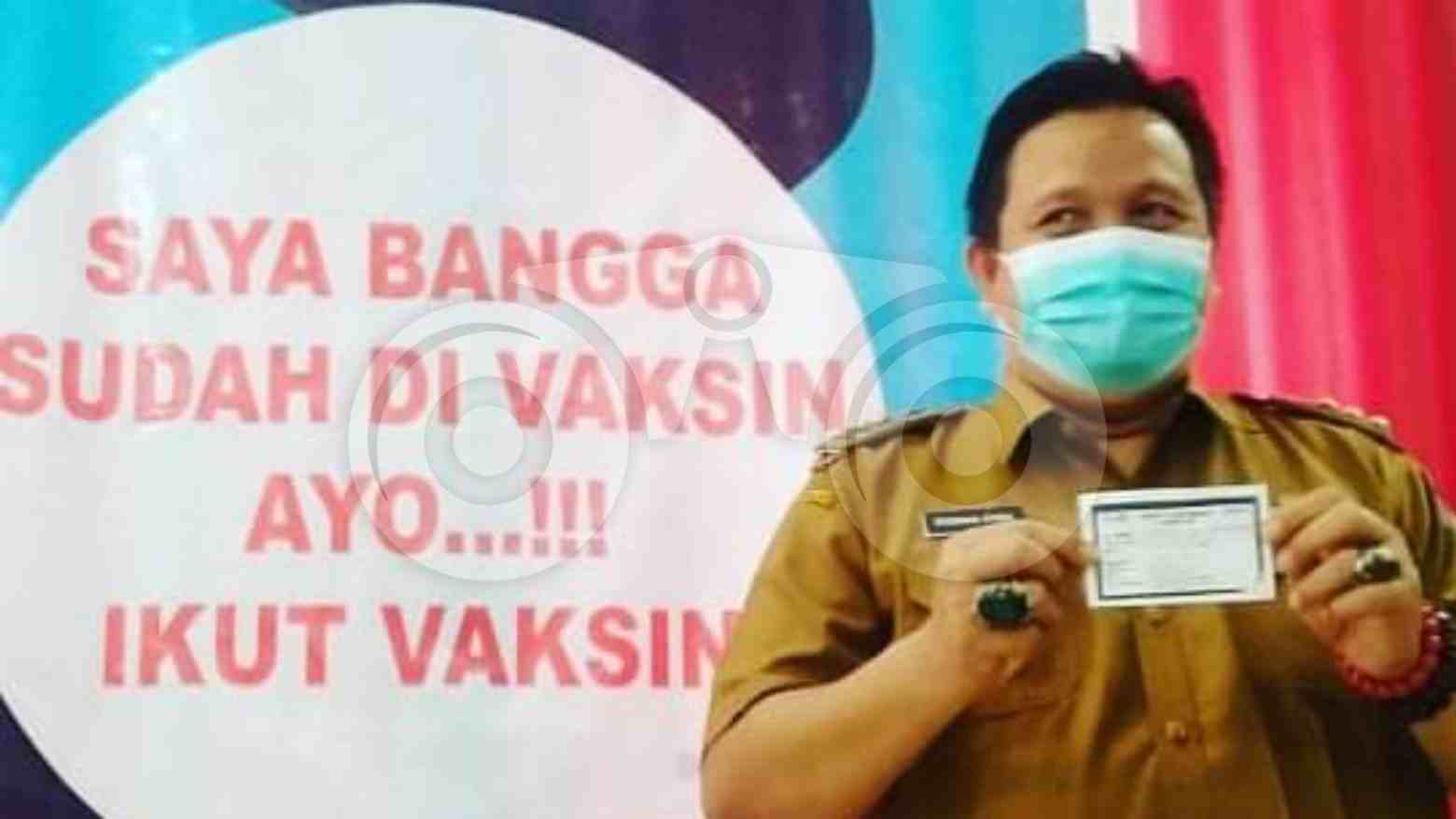 Bupati Muna, LM Rusman Emba usai di vaksin. Foto: Sunaryo/Telisik