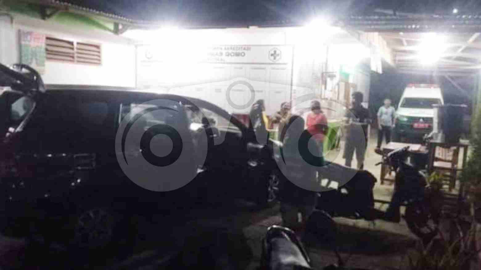 Keluarga pasien Aluizaro Hia saat berada di Puskesmas Gomo. Foto: Ones Lawolo/Telisik