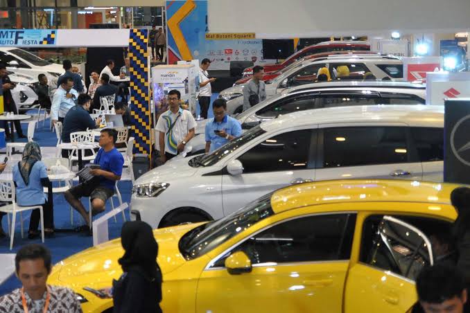 Sejumlah mobil di sebuah pameran otomotif. Foto: Repro detik.com