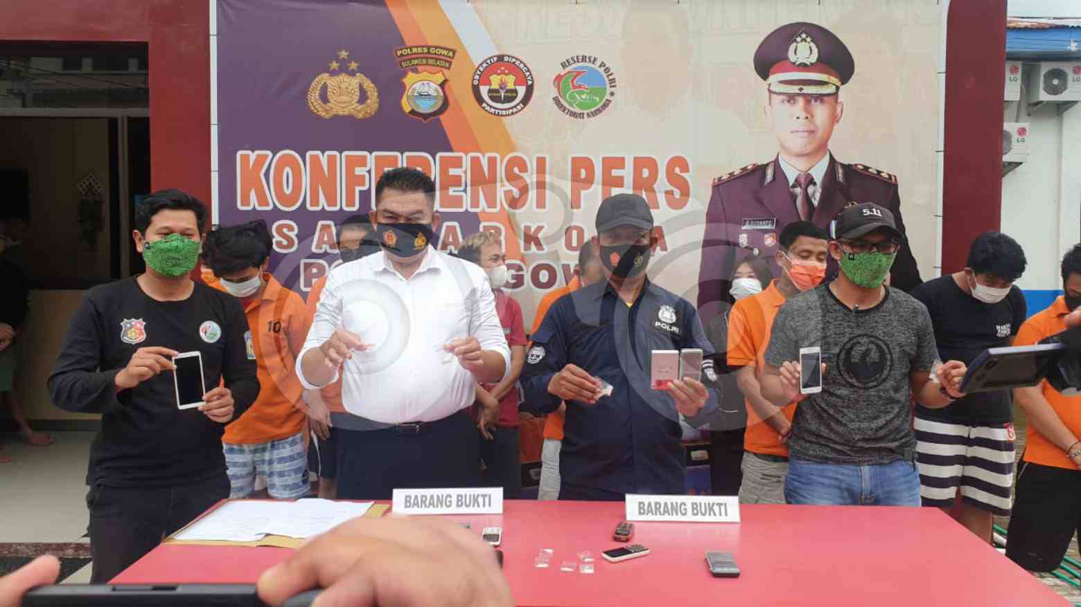 Kasat Narkoba bersama Kasubag Humas Polres Gowa saat merilis kasus pengungkapan penyalahgunaan narkotika di halaman Mapolres Gowa. Foto: Rezki Mas'ud/Telisik