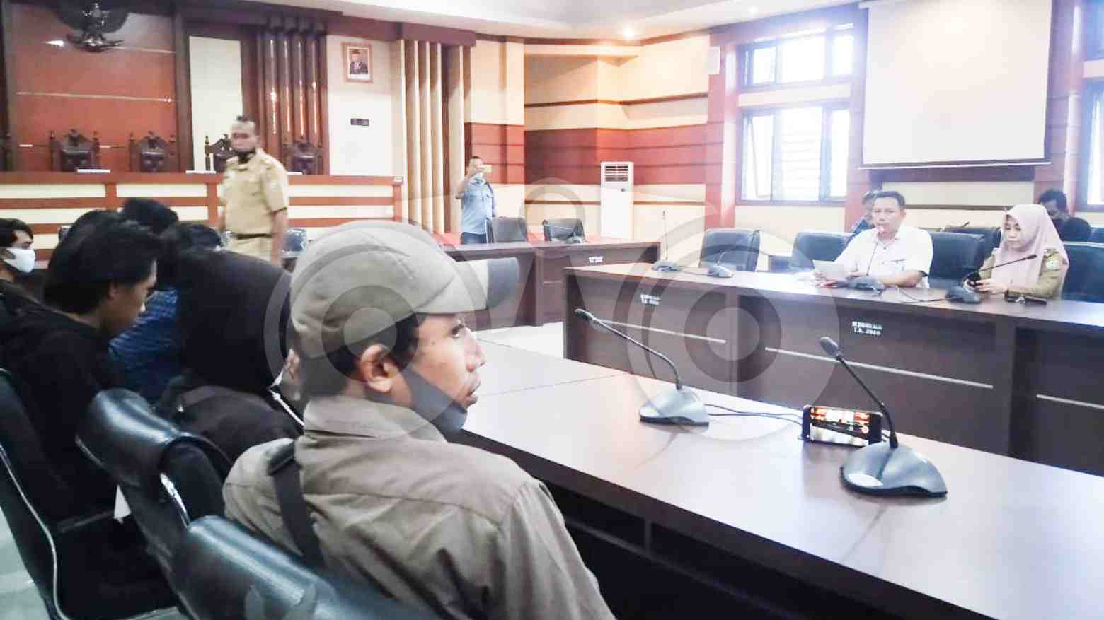 Pertemuan pendemo dengan anggota komisi 2 DPRD Sultra, Asrin. Foto: Ibnu/Telisik