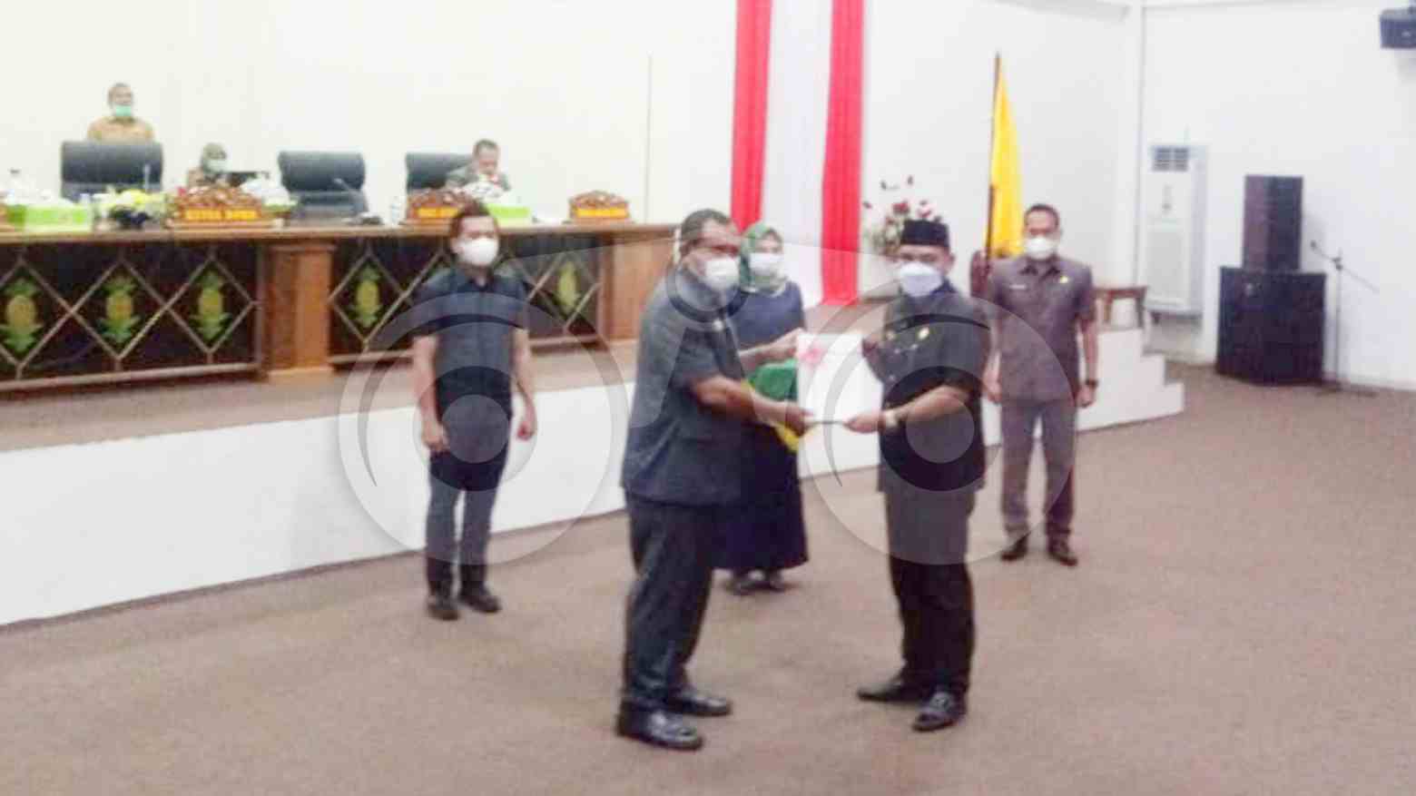 Penyerahan 6 Raperda oleh Pemkot Baubau ke DPRD. Foto: Ridwan/Telisik