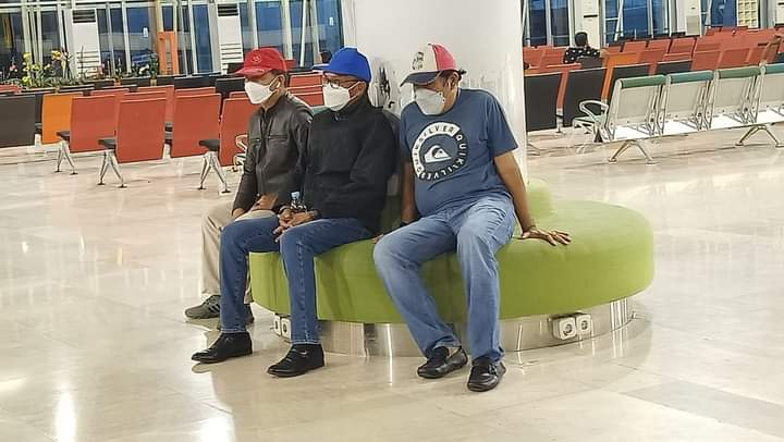 Gubernur Sulsel Nurdin Abdullah bersama kontraktor dan sekertaris Dinas PU Provinsi Sulsel di Bandara Sultan Hasanuddin Makassar. Foto: Ist.