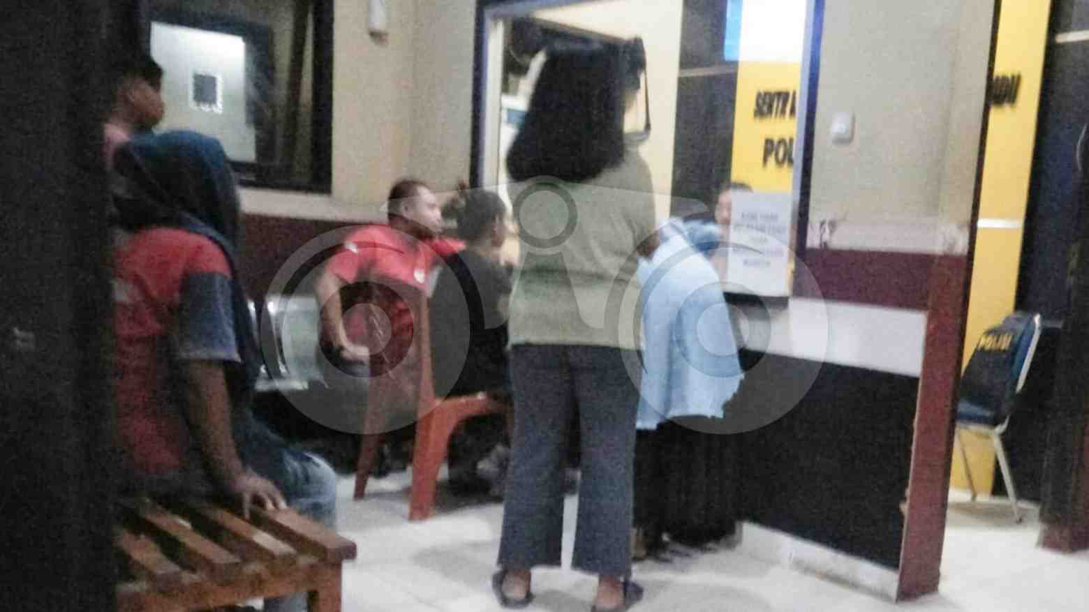 Korban dan saksi saat melapor di kantor polisi. Foto: Thamrin Dalby/Telisik