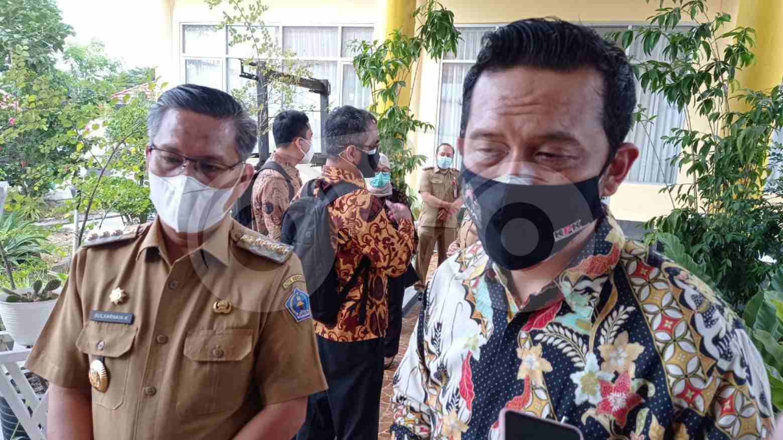 Direktur Koordinasi dan Supervisi Penindakan dan Pencegahan IV KPK RI, Asep Rahmat Suwandha (kanan) bersama Wali Kota Kendari Sulkarnain Kadir (kiri). Foto: Sumarlin/Telisik