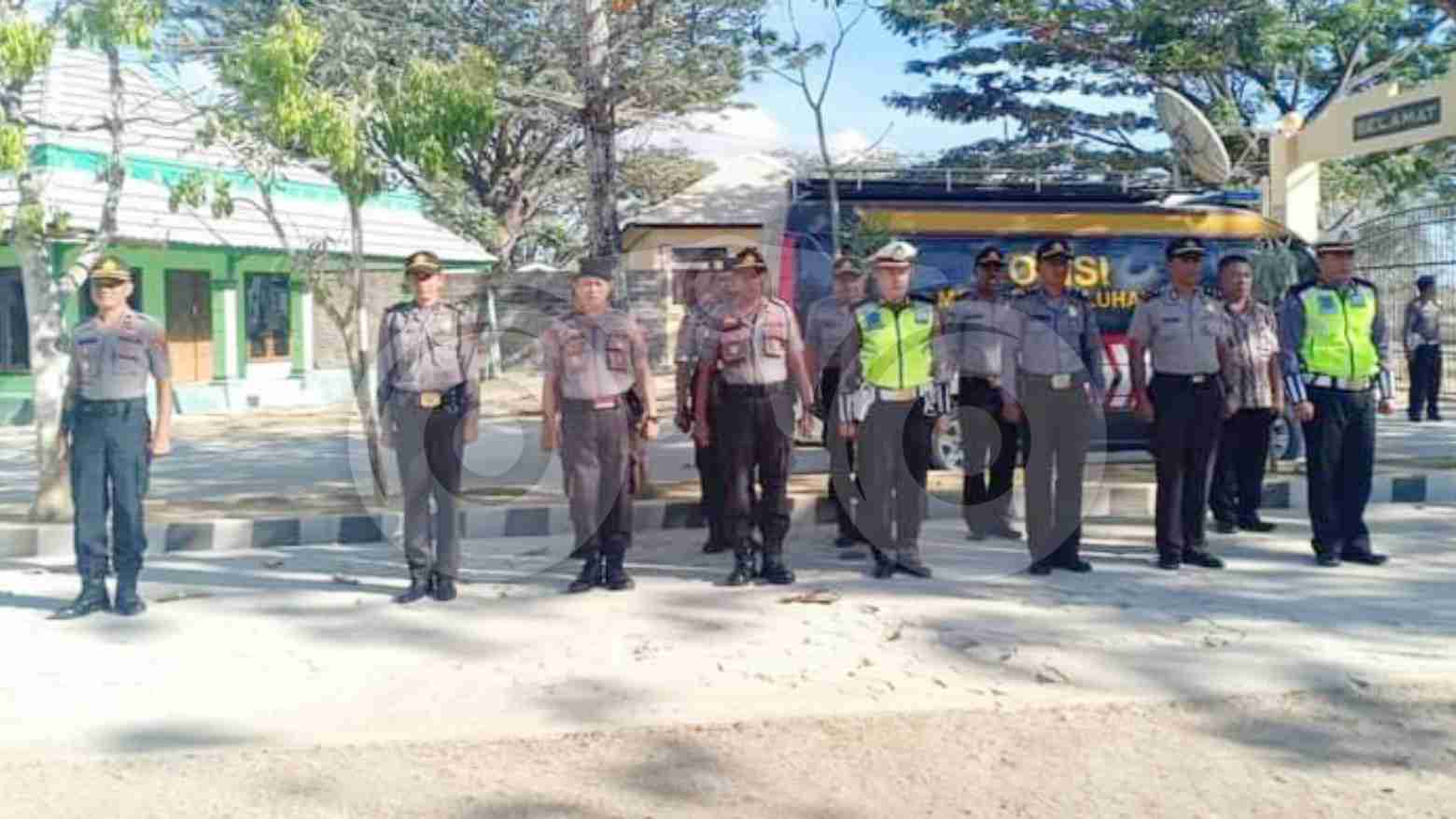 Personel Polres Muna disiagakan menjelang putusan MK. Foto: Sunaryo/Telisik