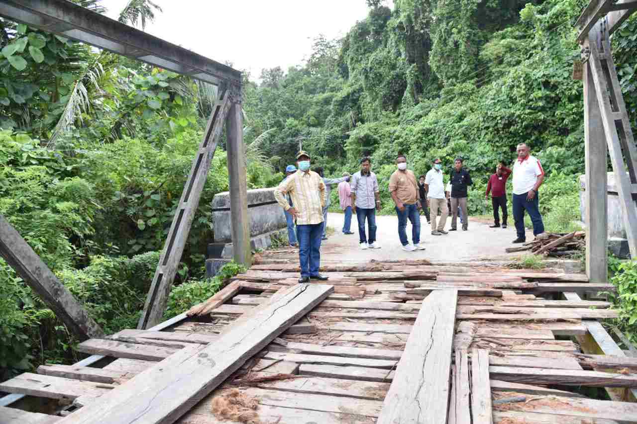 Bupati Buton, La Bakry (kemeja panjang) saat meninjau jembatan penghubung Buton-Buton Utara. Foto: Ist.