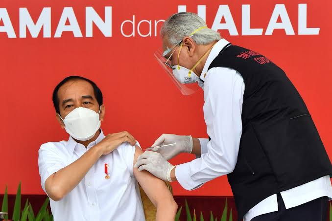 Presiden Jokowi saat disuntik vaksin COVID-19. Foto: Repro Antara