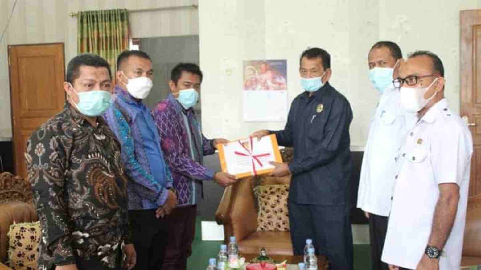 Komisioner KPU Muna menyerahkan salinan putusan penetapan bupati-wakil bupati terpilih ke DPRD. Foto: Ist.