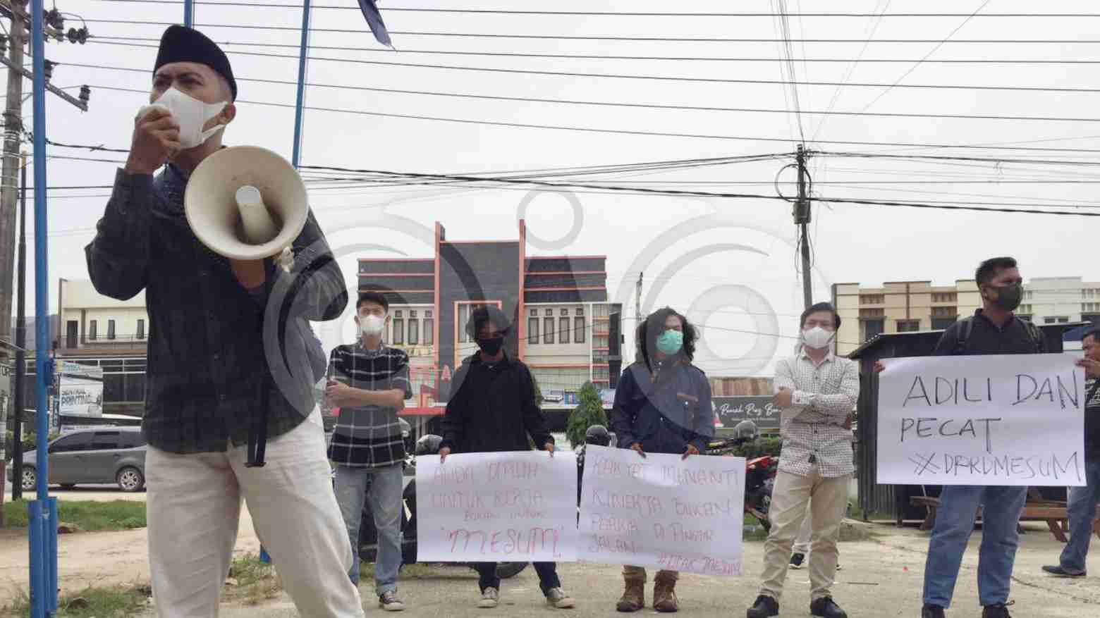 Suasana aksi unjuk rasa di Sekretariat DPW NasDem Sultra. Foto: Siswanto Azis/Telisik