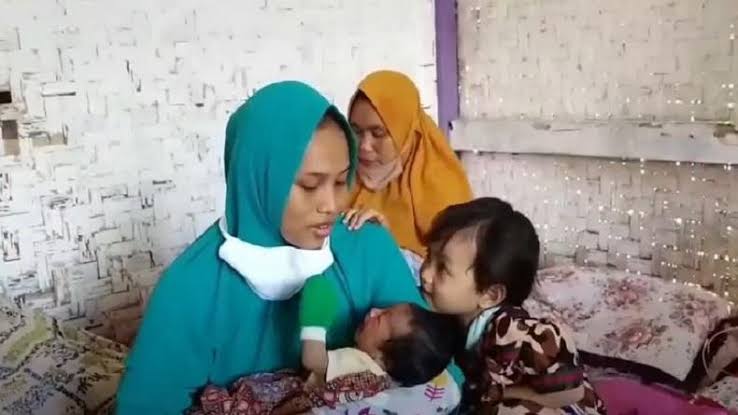 Siti Zainah bersama anak dan bayi yang baru dilahirkannya. Foto: Repro iNews
